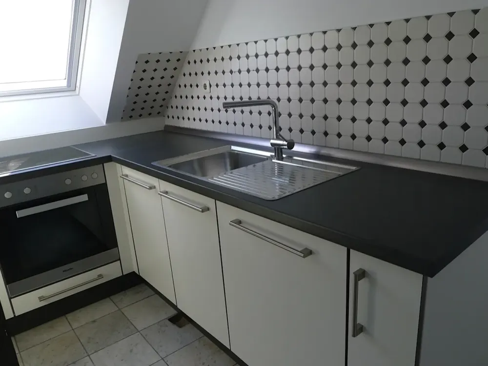 Mitten in der Stadt! Ruhige Dachgeschosswohnung mit kl. Terrasse im Altbau sucht Individualisten!