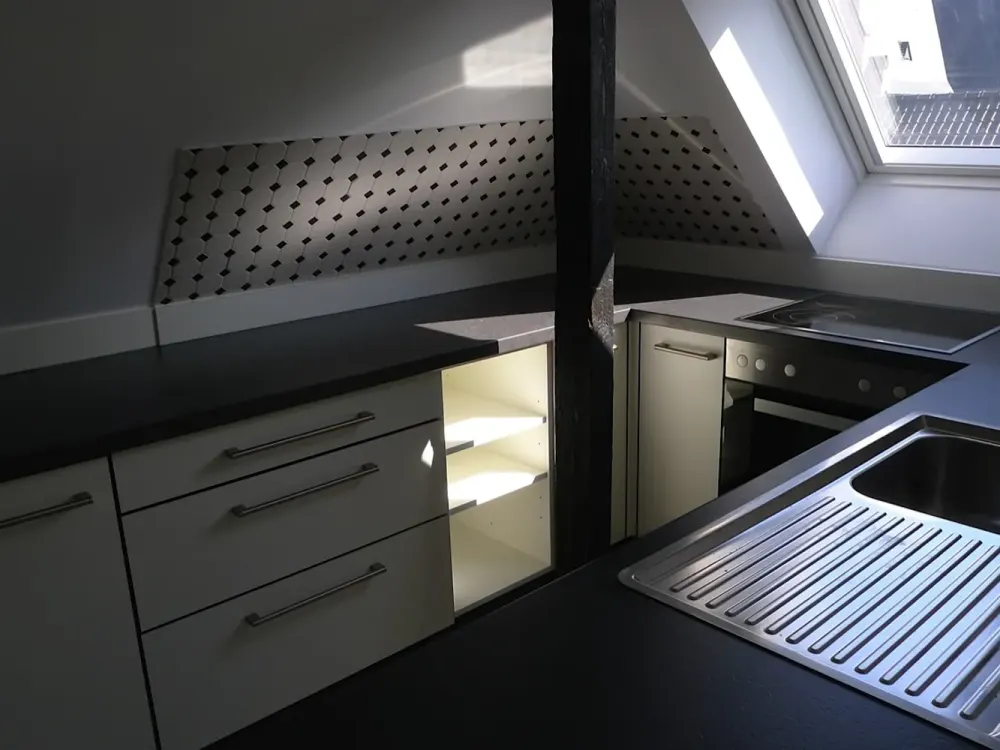 Mitten in der Stadt! Ruhige Dachgeschosswohnung mit kl. Terrasse im Altbau sucht Individualisten!