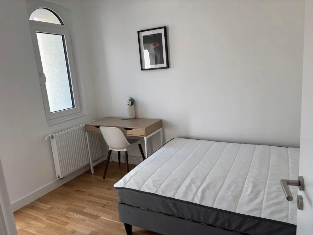 3-Person Shared Flat New Formation Directly at the Subway
