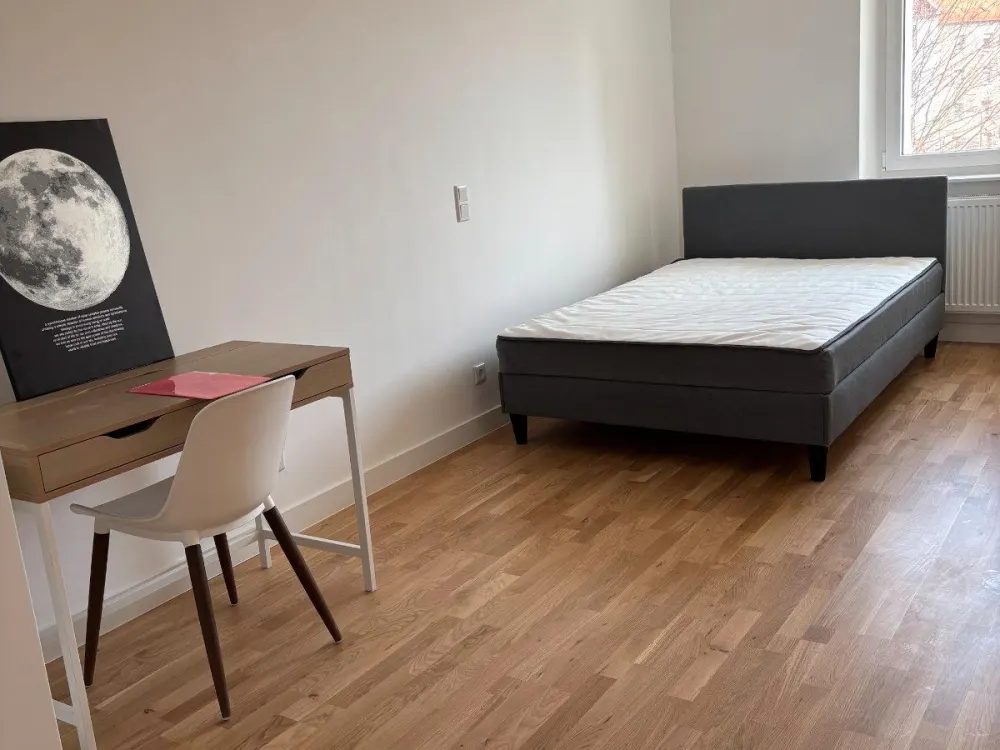 3-Person Shared Flat New Formation Directly at the Subway