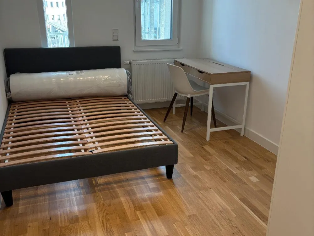 3-Person Shared Flat New Formation Directly at the Subway