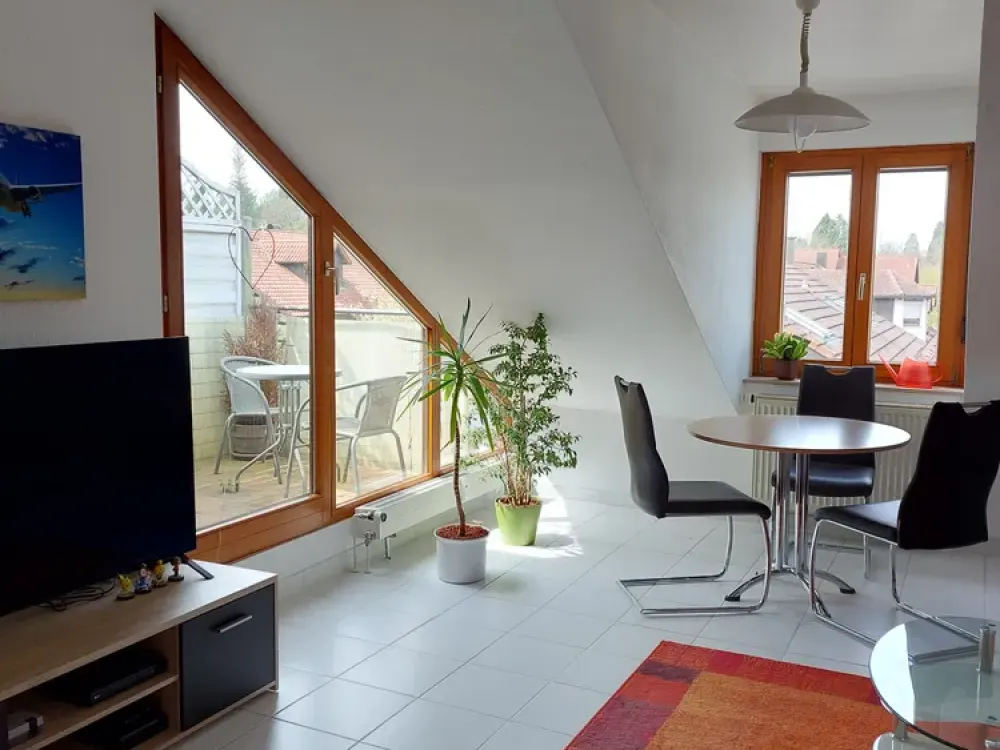 Schöne helle 2-Zimmer-DG-Wohnung mit Balkon und EBK in Böblingen