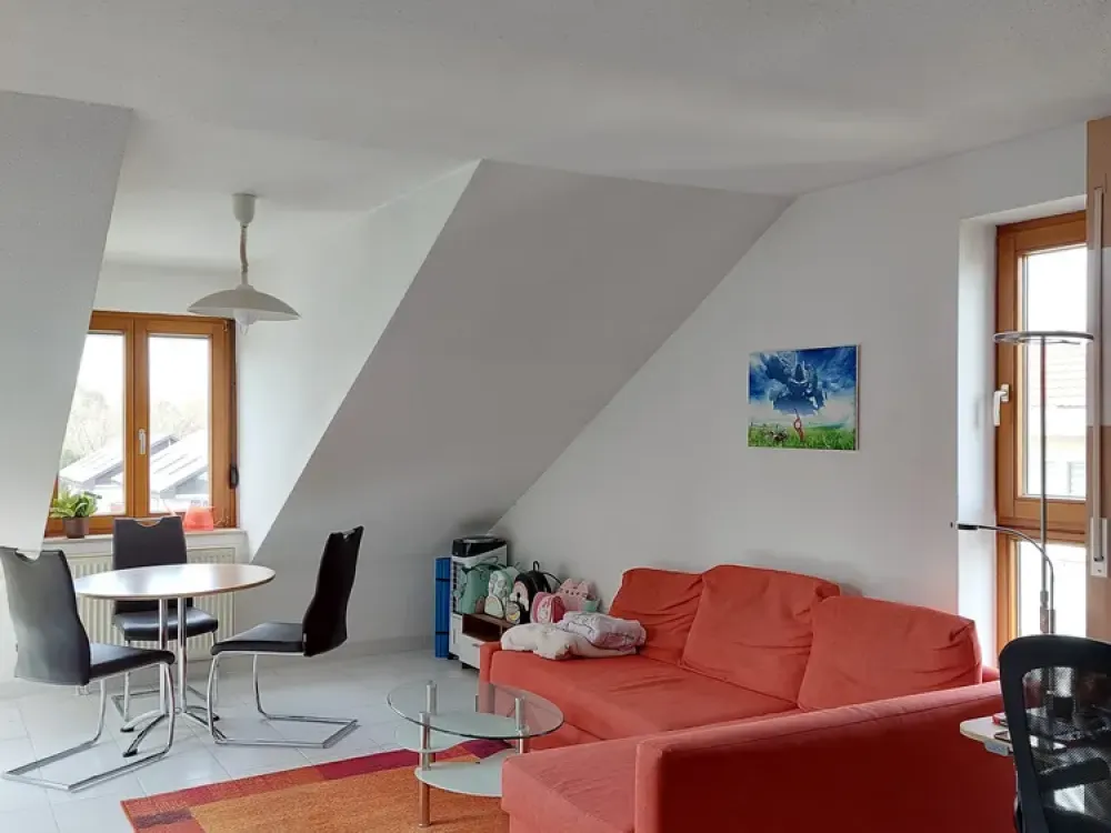 Schöne helle 2-Zimmer-DG-Wohnung mit Balkon und EBK in Böblingen