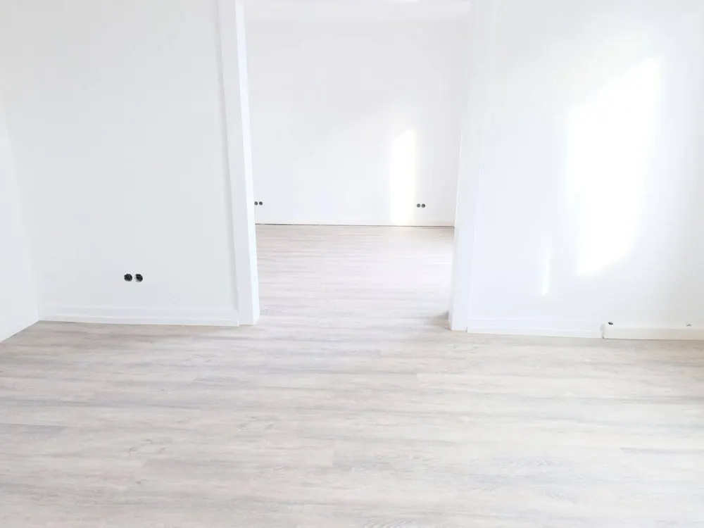 helle, modernisierte 3 Zi, kleiner Balkon mit Blick zur Fußgängerzone