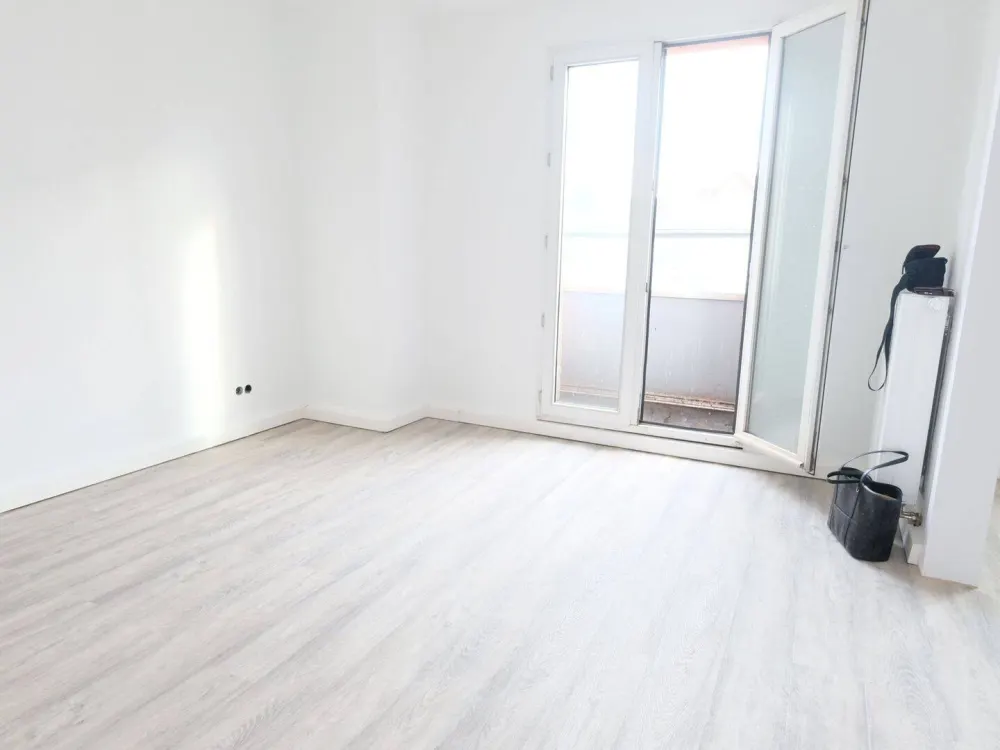helle, modernisierte 3 Zi, kleiner Balkon mit Blick zur Fußgängerzone