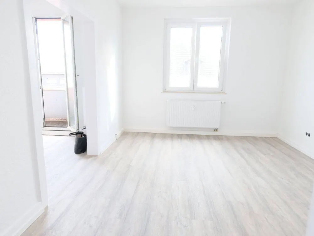 helle, modernisierte 3 Zi, kleiner Balkon mit Blick zur Fußgängerzone