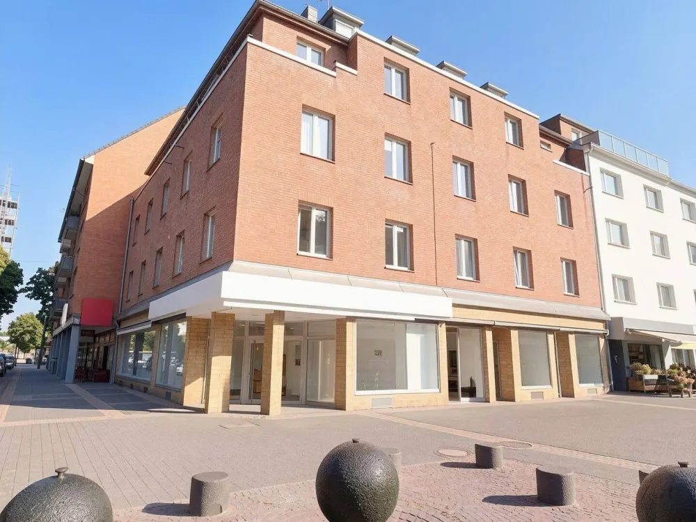 helle, modernisierte 3 Zi, kleiner Balkon mit Blick zur Fußgängerzone