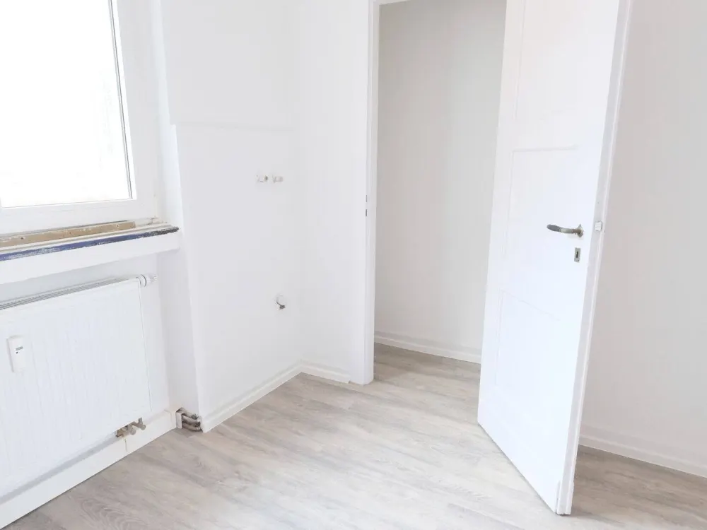 helle, modernisierte 3 Zi, kleiner Balkon mit Blick zur Fußgängerzone