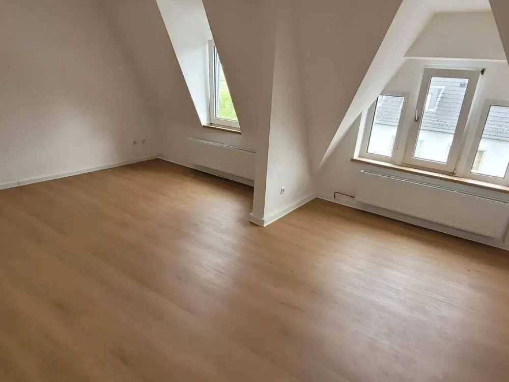 130 qm DG-Wohnung, 4 Zimmer, frisch renoviert.