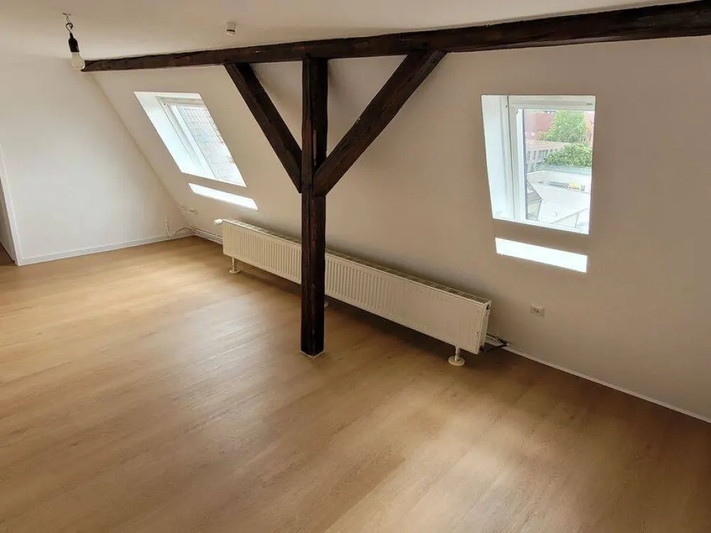 130 qm DG-Wohnung, 4 Zimmer, frisch renoviert.