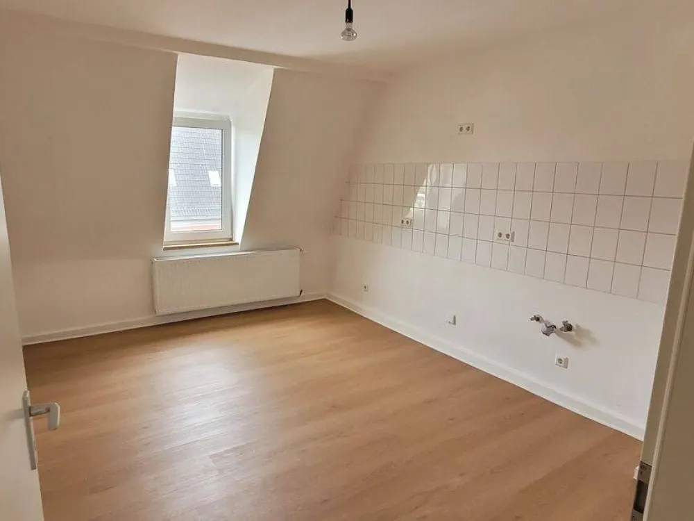 130 qm DG-Wohnung, 4 Zimmer, frisch renoviert.
