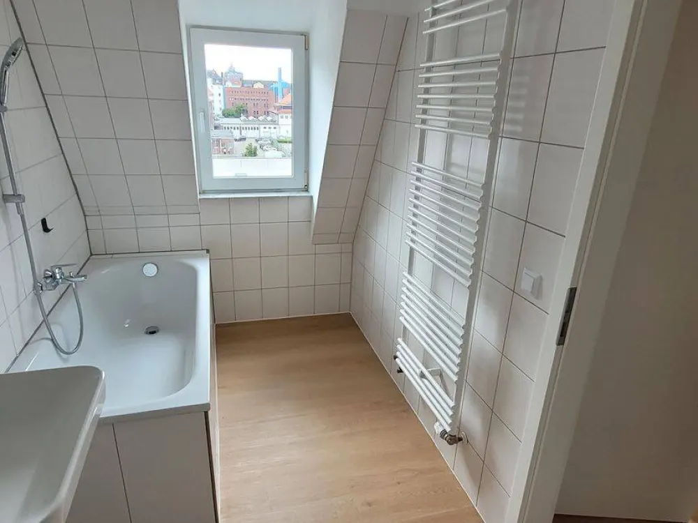 130 qm DG-Wohnung, 4 Zimmer, frisch renoviert.
