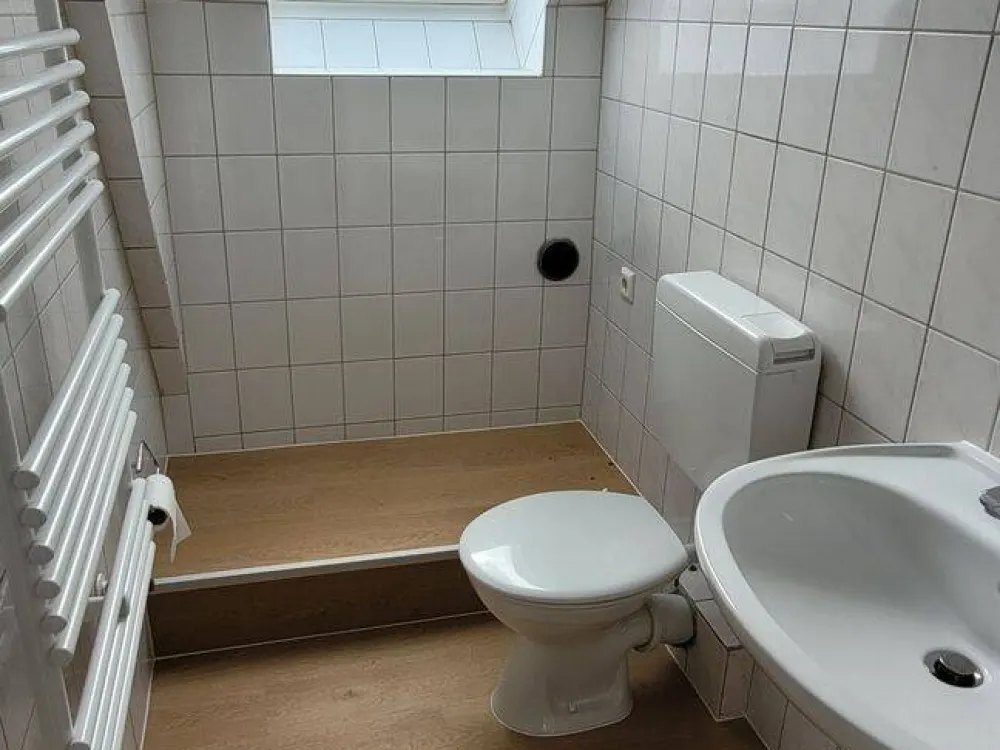 130 qm DG-Wohnung, 4 Zimmer, frisch renoviert.