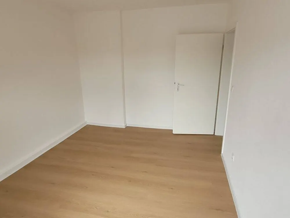 130 qm DG-Wohnung, 4 Zimmer, frisch renoviert.