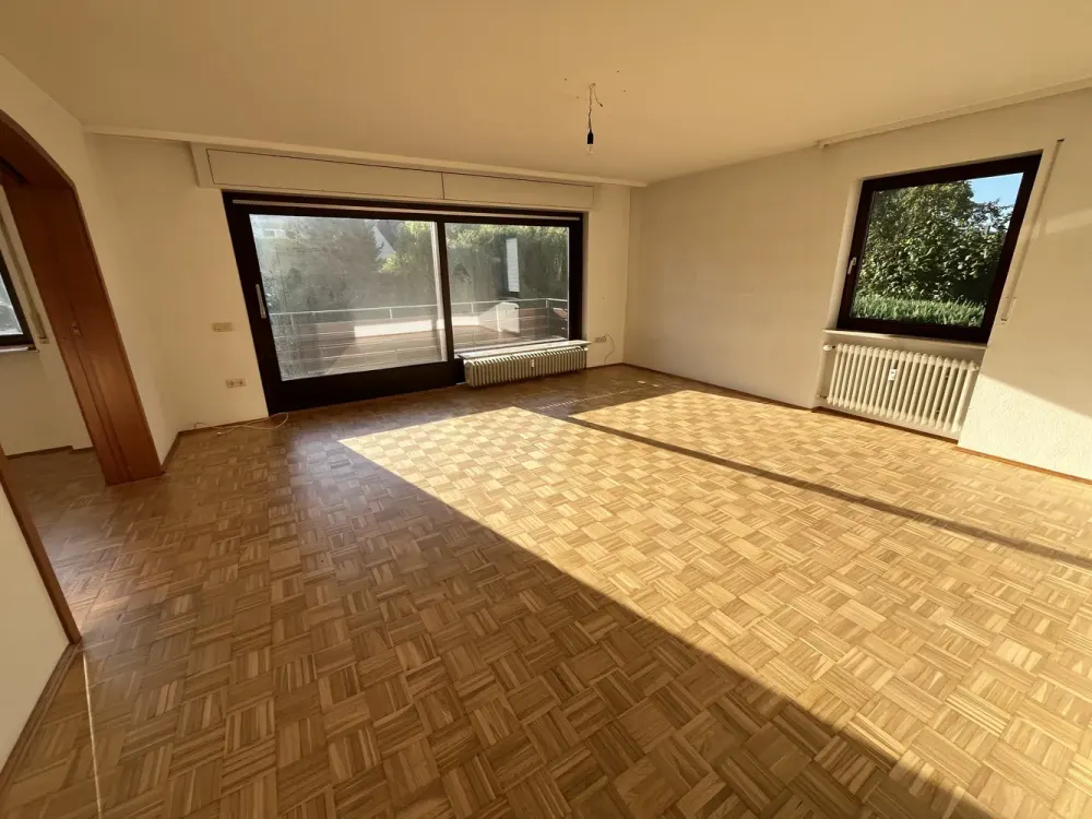 großzügige 4-Zimmer Wohnung (1. OG) mit Balkon in Karlsruhe
