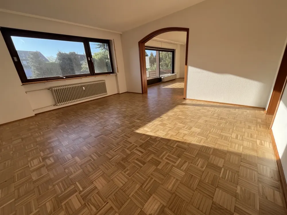 großzügige 4-Zimmer Wohnung (1. OG) mit Balkon in Karlsruhe