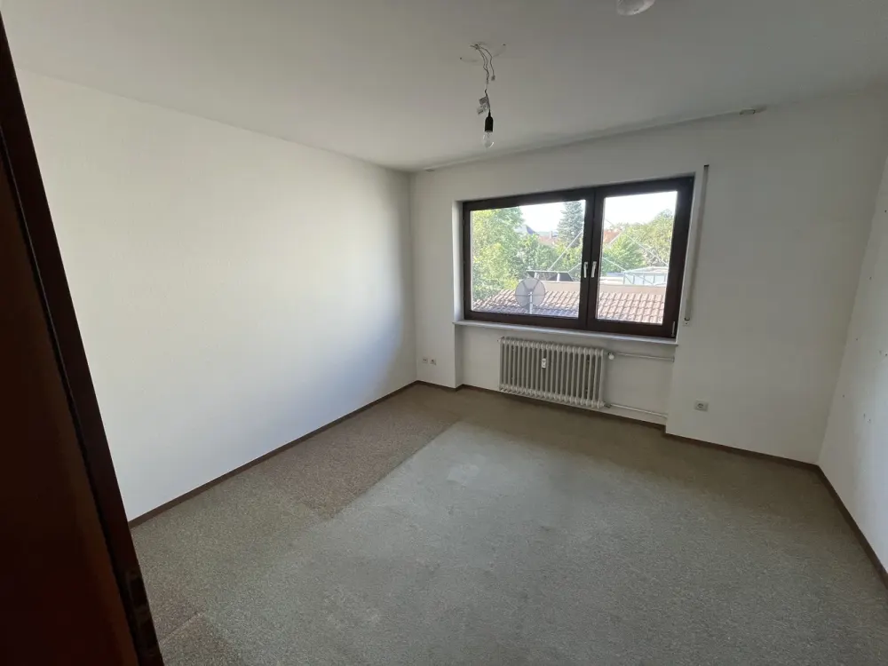 großzügige 4-Zimmer Wohnung (1. OG) mit Balkon in Karlsruhe