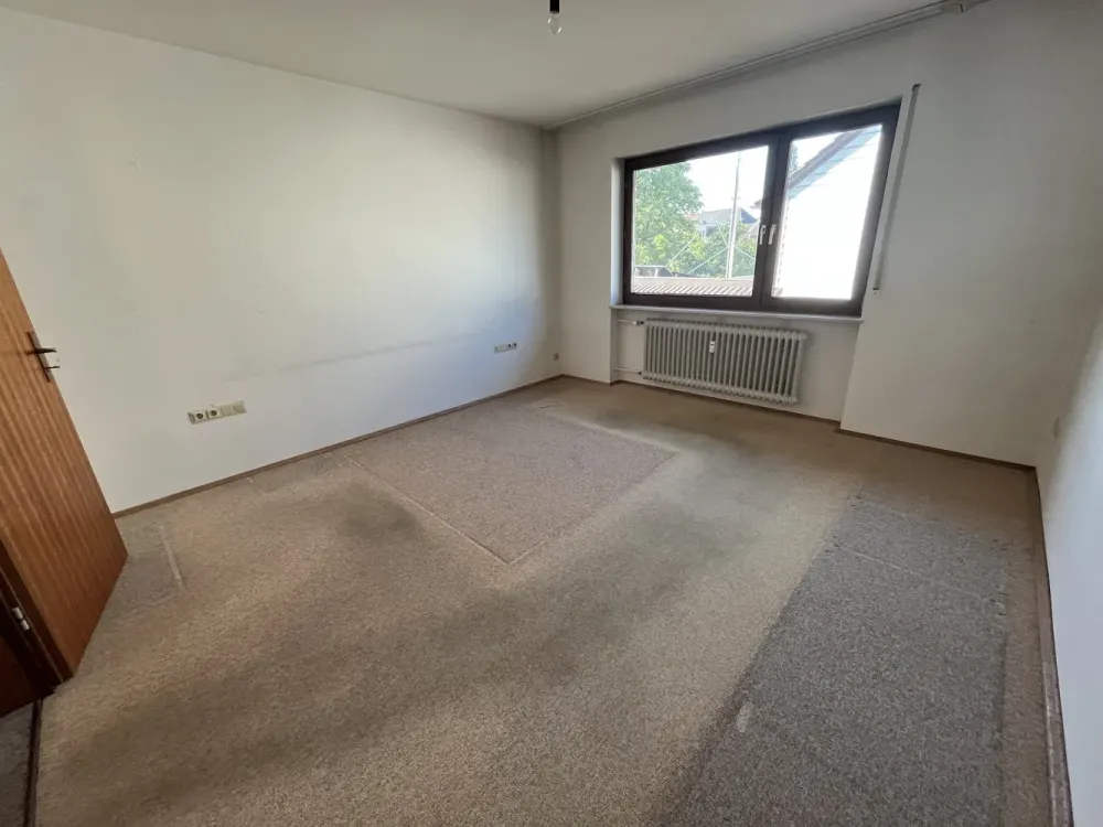 großzügige 4-Zimmer Wohnung (1. OG) mit Balkon in Karlsruhe