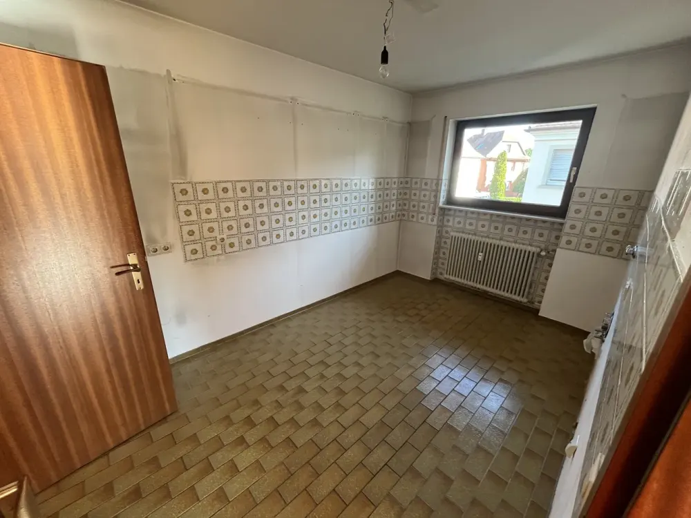 großzügige 4-Zimmer Wohnung (1. OG) mit Balkon in Karlsruhe