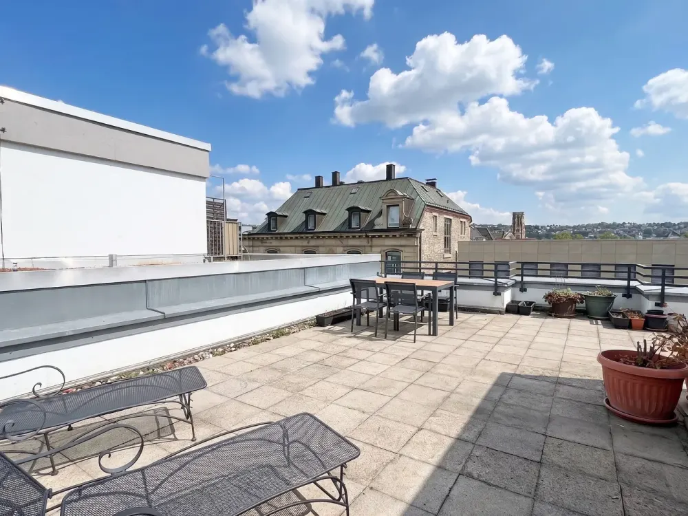 Zentral in Stgt-West: Attraktive DG-Maisonette mit großer Dachterrasse