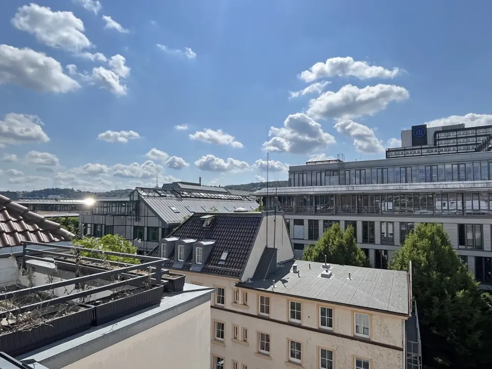Zentral in Stgt-West: Attraktive DG-Maisonette mit großer Dachterrasse