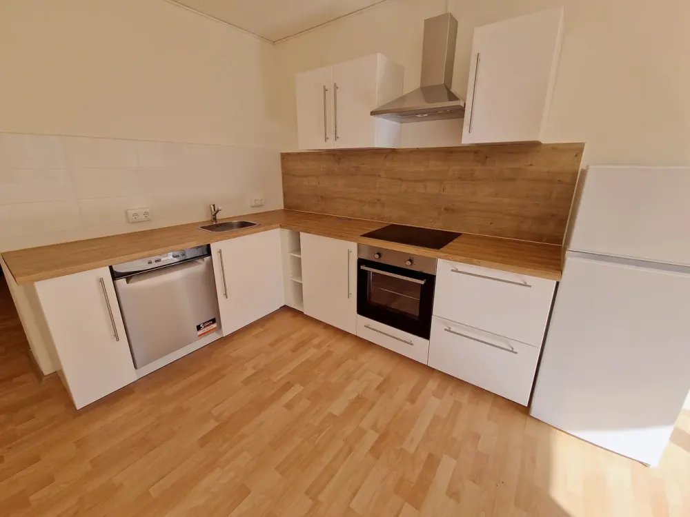For Couples/Single or Working Professionals Quiet and Bright 2-Room Apartment with Fitted Kitchen and Balcony!
