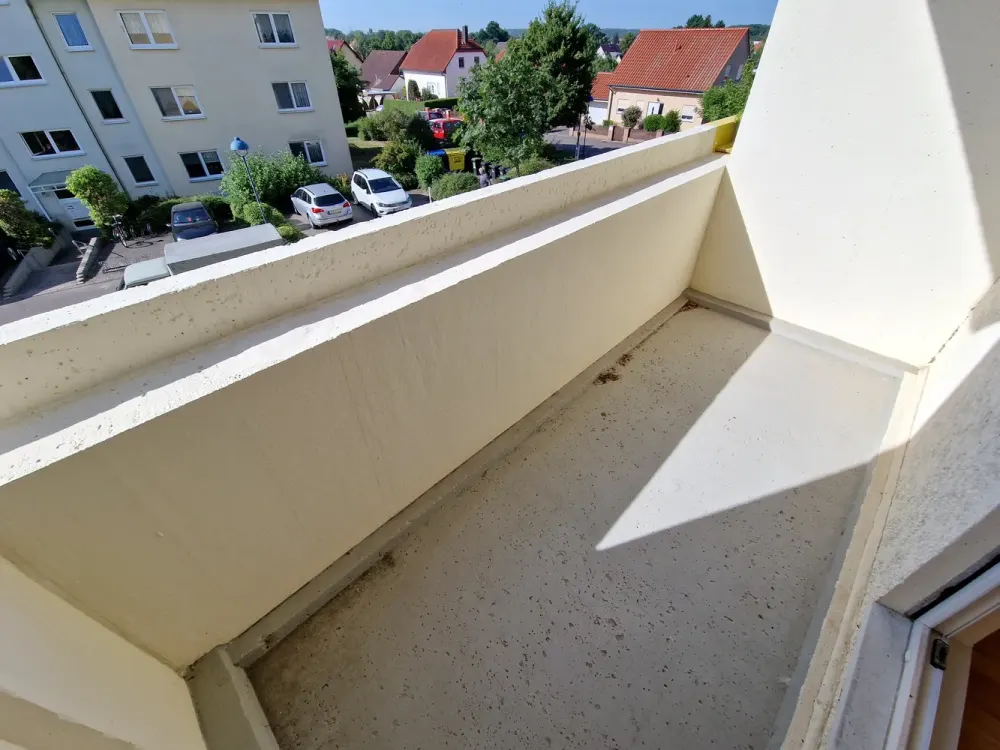 For Couples/Single or Working Professionals Quiet and Bright 2-Room Apartment with Fitted Kitchen and Balcony!