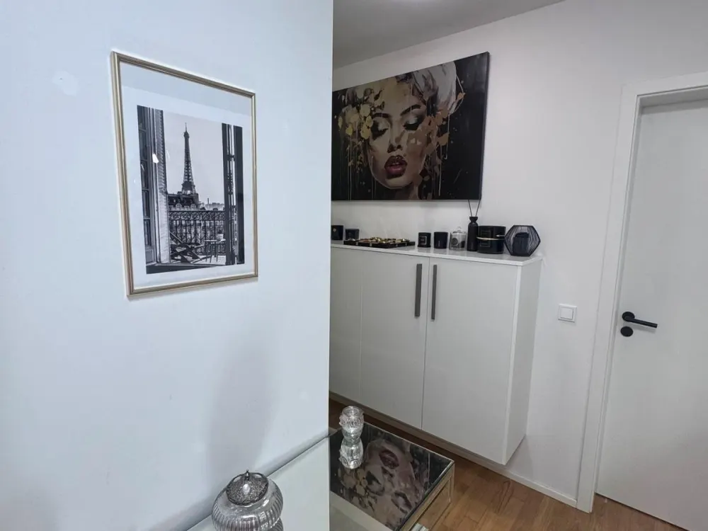 Exklusive 3,5-Zimmer-Wohnung mit 2 Bädern, großer Loggia, EBK, TG