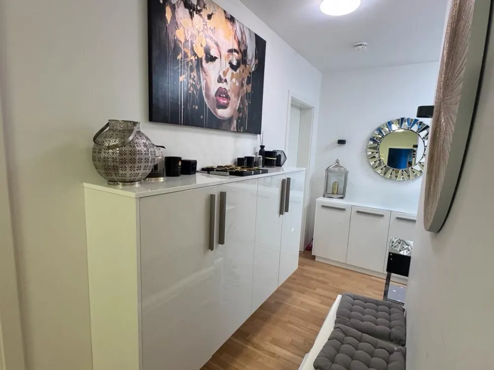 Exklusive 3,5-Zimmer-Wohnung mit 2 Bädern, großer Loggia, EBK, TG
