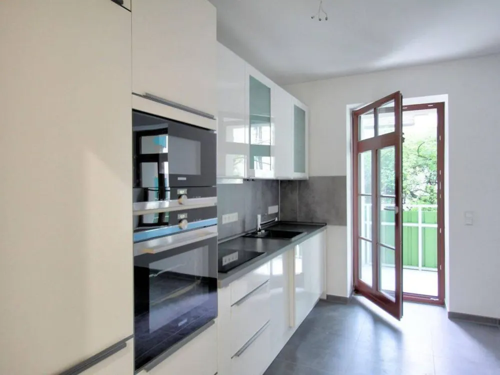 Zweitbezug: Exklusiv sanierte 2-Zimmer-Wohnung mit Luxus-Einbauküche und Balkon