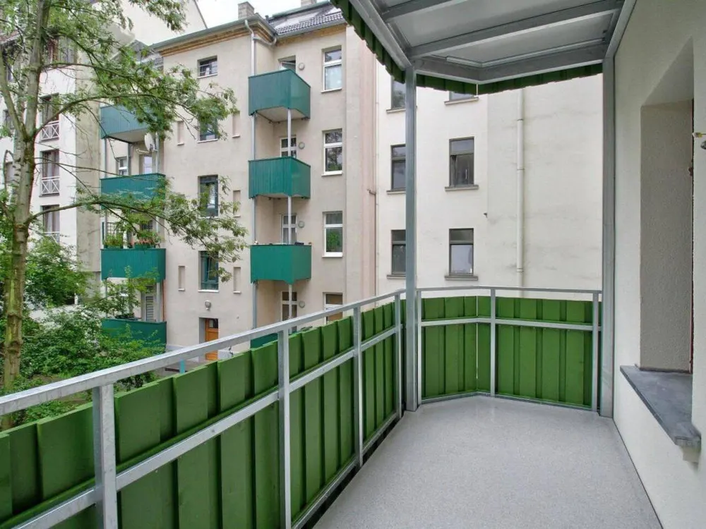 Zweitbezug: Exklusiv sanierte 2-Zimmer-Wohnung mit Luxus-Einbauküche und Balkon