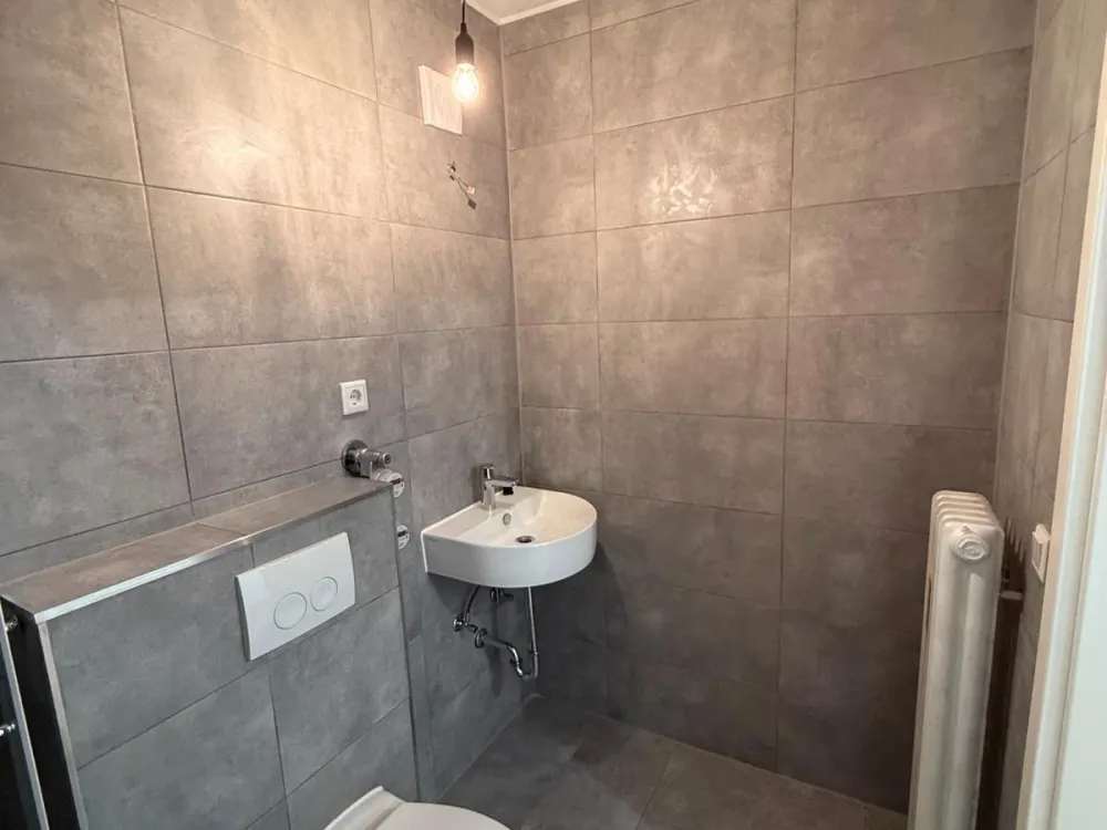 Kernsaniertes 1-Zimmerapartment direkt a. d. S-Bahn