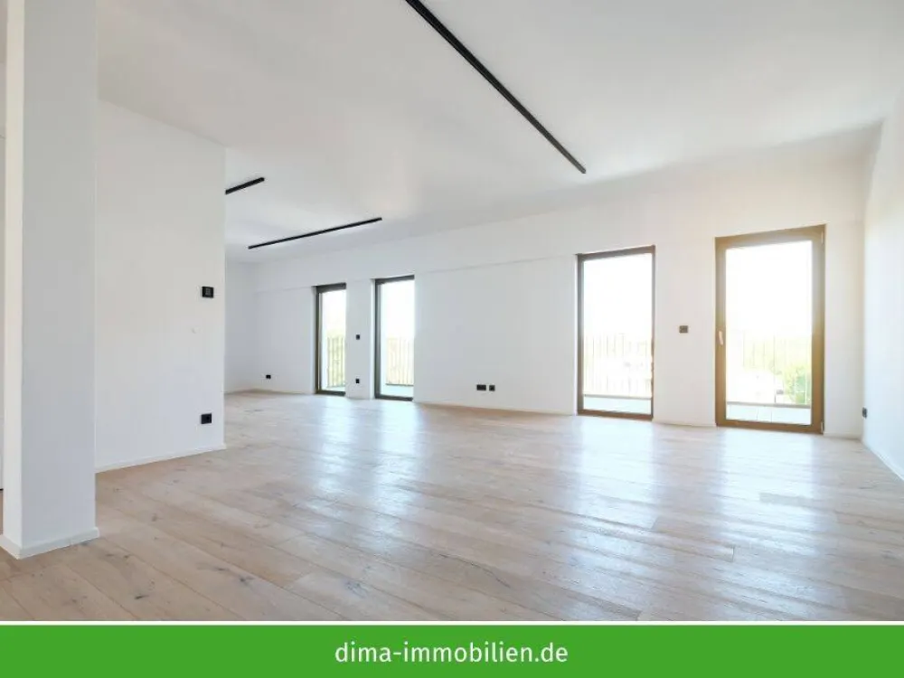 ERSTBEZUG! Familien-Wohnung mit großem sonnigen Balkon, 2 Bädern, AR, Aufzug, Tiefgarage u.v.m.