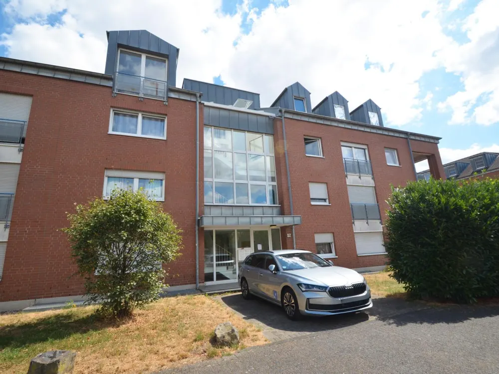 Bright 2-Room Apartment with Balcony and Underground Parking Space!