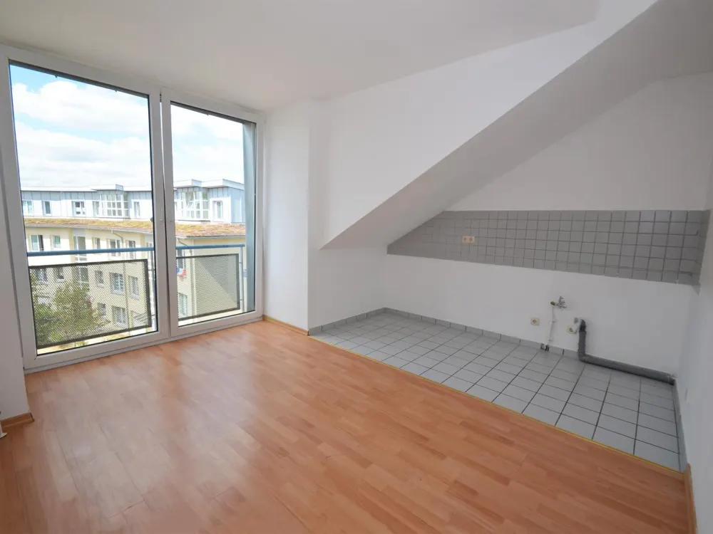 Bright 2-Room Apartment with Balcony and Underground Parking Space!