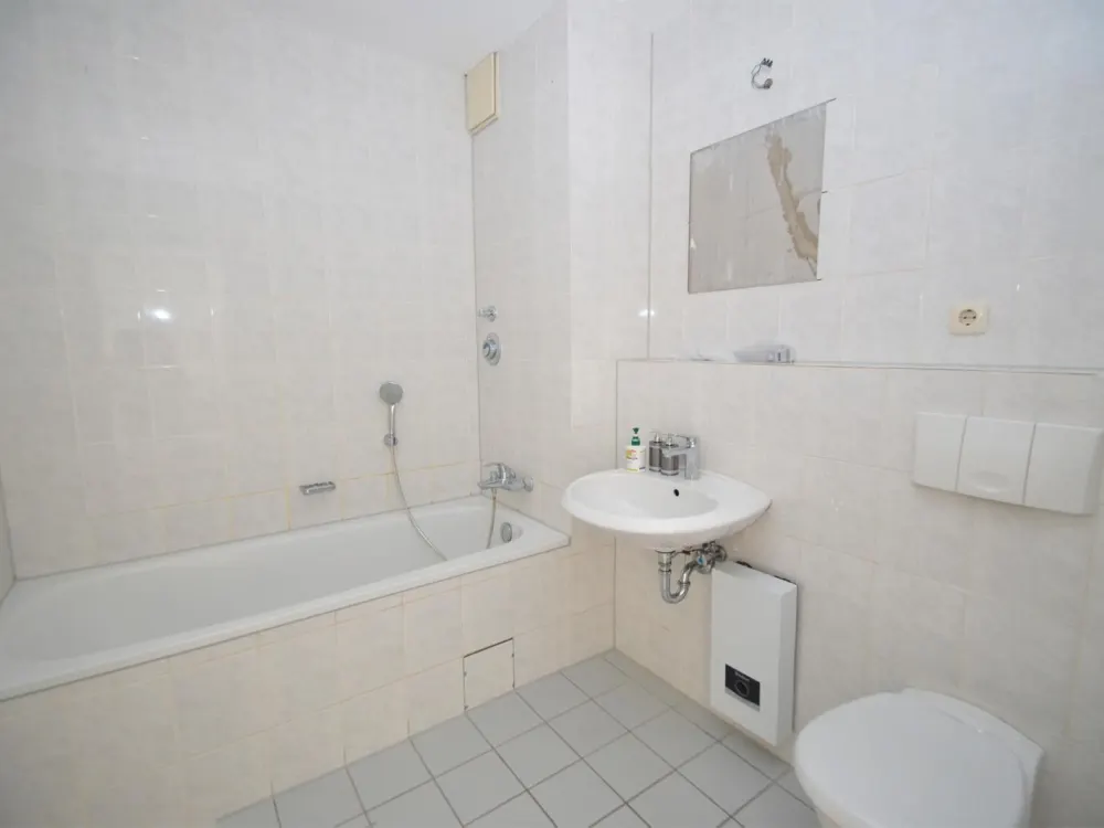 Bright 2-Room Apartment with Balcony and Underground Parking Space!