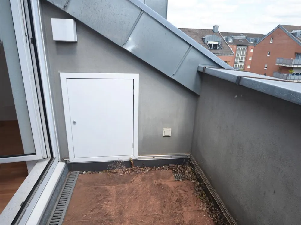Bright 2-Room Apartment with Balcony and Underground Parking Space!