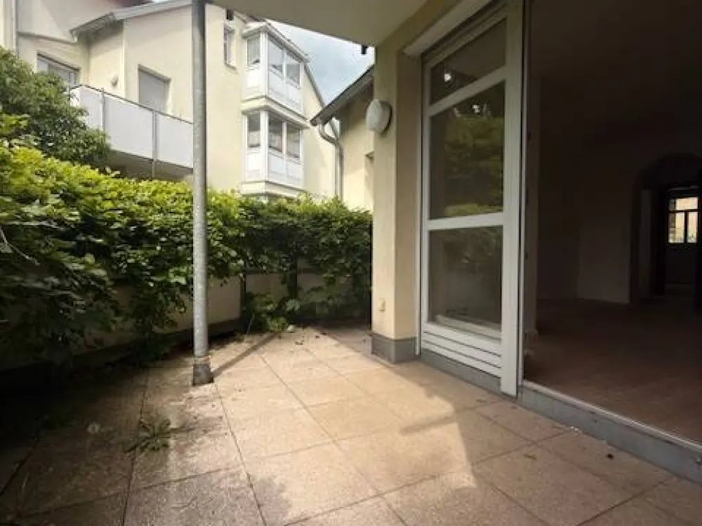 Einzigartige Chance - charmante Singlewohnung mit Einfamilienhauscharme am Stadtrand - Wohnzimmer mit unverbautem Blick ins Grüne und Sonnenterrasse