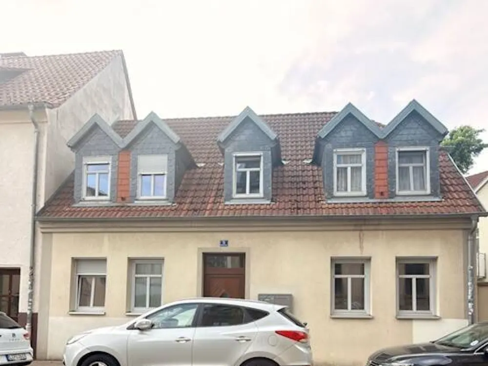 Einzigartige Chance - charmante Singlewohnung mit Einfamilienhauscharme am Stadtrand - Wohnzimmer mit unverbautem Blick ins Grüne und Sonnenterrasse