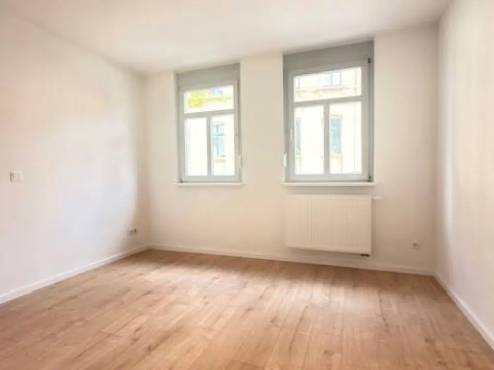 Einzigartige Chance - charmante Singlewohnung mit Einfamilienhauscharme am Stadtrand - Wohnzimmer mit unverbautem Blick ins Grüne und Sonnenterrasse
