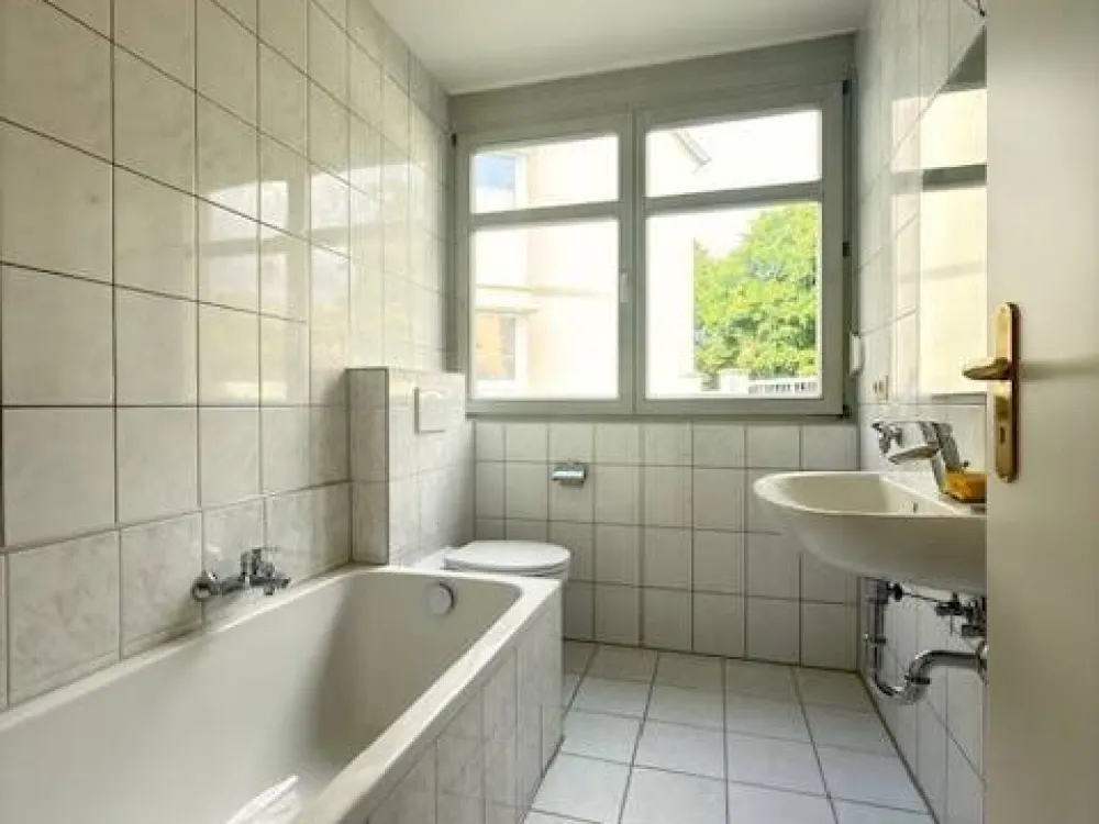 Einzigartige Chance - charmante Singlewohnung mit Einfamilienhauscharme am Stadtrand - Wohnzimmer mit unverbautem Blick ins Grüne und Sonnenterrasse