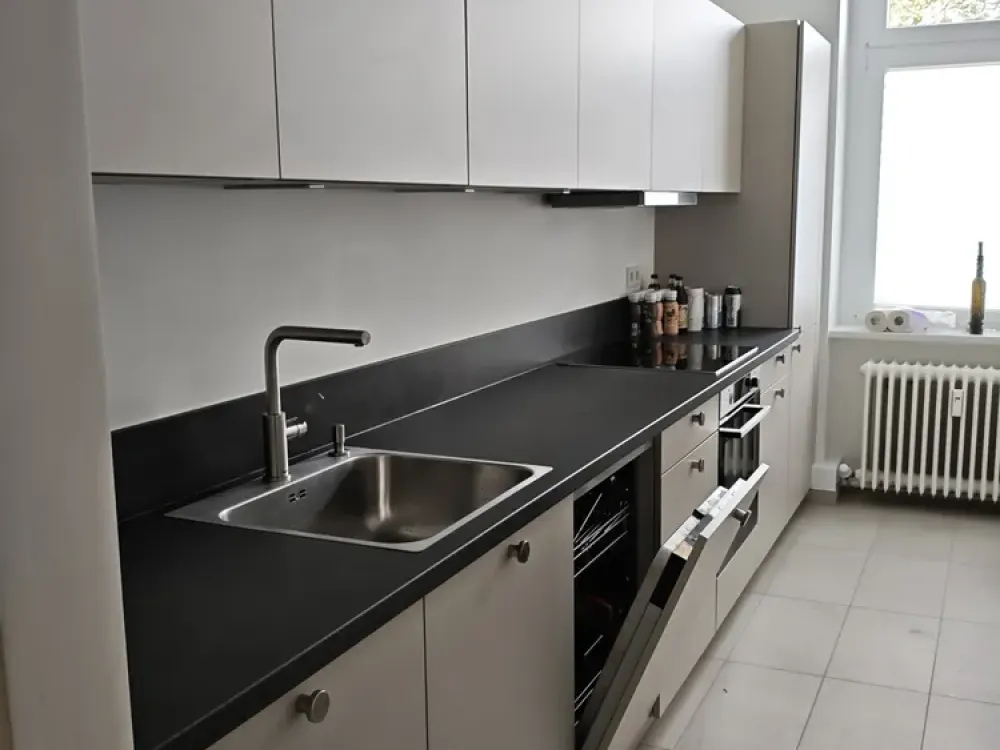 Frisch renovierte Wohnung in Top-Lage direkt an der U8 Residenzstraße!