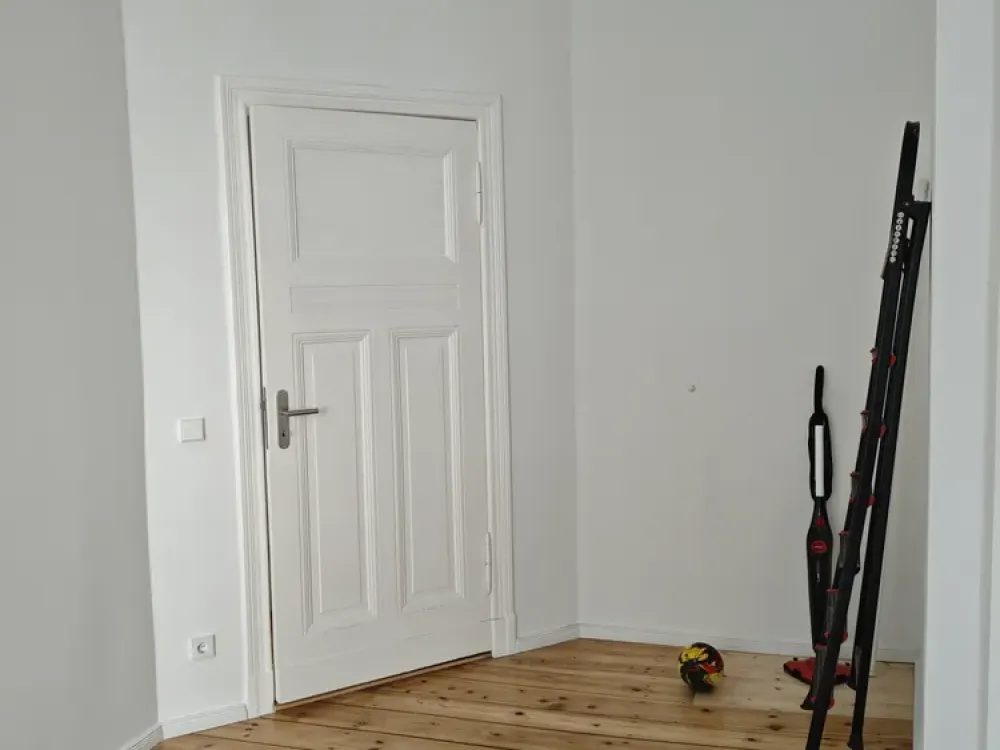 Frisch renovierte Wohnung in Top-Lage direkt an der U8 Residenzstraße!