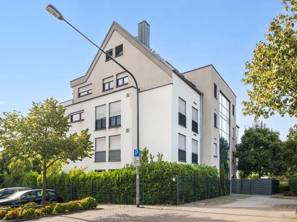 Modernisierte 4-Zi-Wohnung mit EBK, Klimaanlage & 2TG-Stellplätze in Frankfurt a. M.