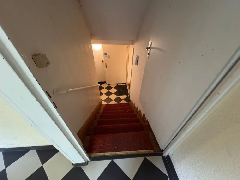 Schöneberg: Kurfürstenstraße: 3-Zi m² Souterrain-Einheit, ca 85 m² ab 01.01.27 zu VERMIETEN