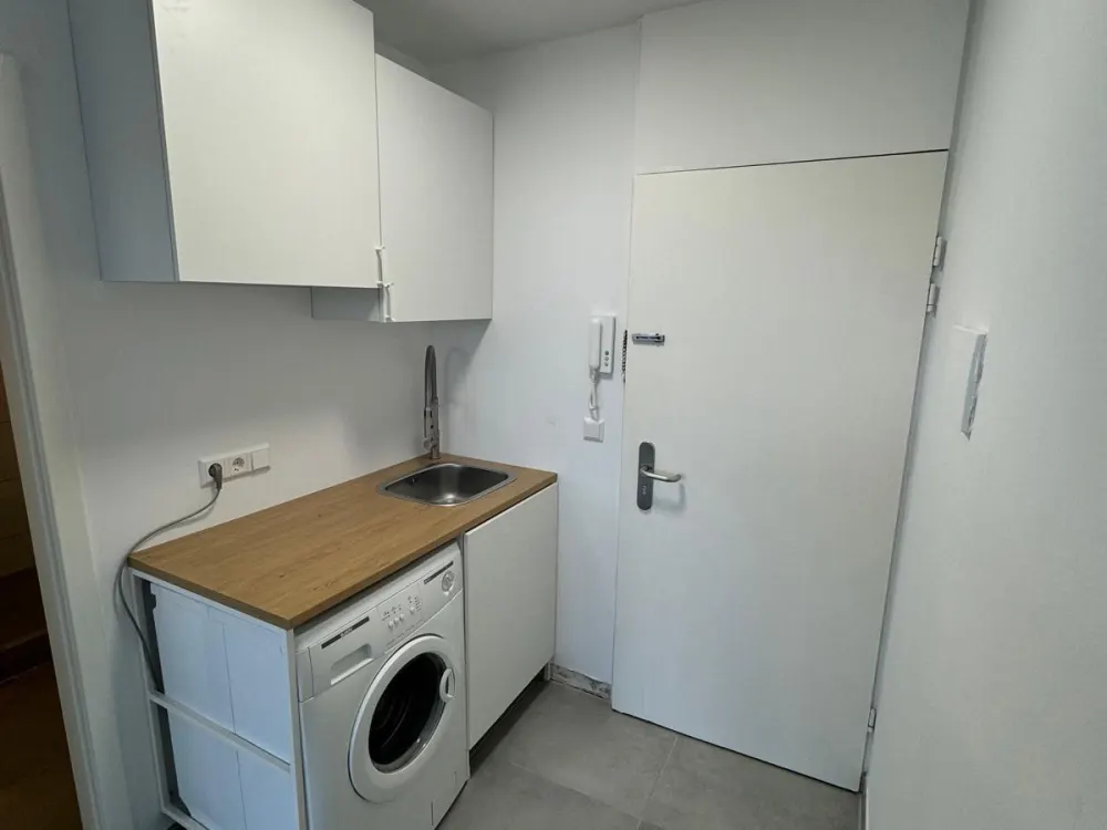 Neu renovierte 1-Zimmer-Wohnung mit großem Balkon und Aufzug