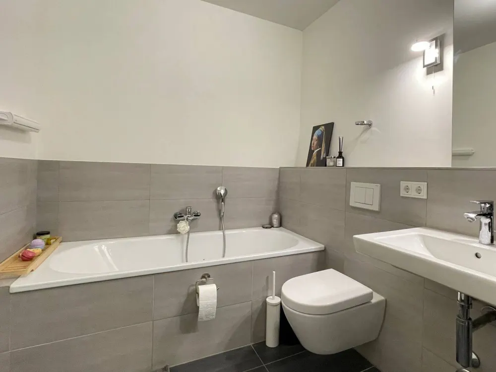 Exklusive, neuwertige 2-Zimmer-Wohnung mit Balkon und EBK in Düsseldorf