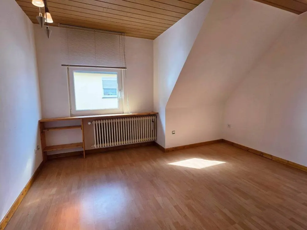 2-Room Apartment with Fitted Kitchen, Balcony and Garden in a Quiet Location in Dudweiler