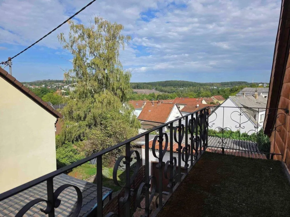 2-Room Apartment with Fitted Kitchen, Balcony and Garden in a Quiet Location in Dudweiler