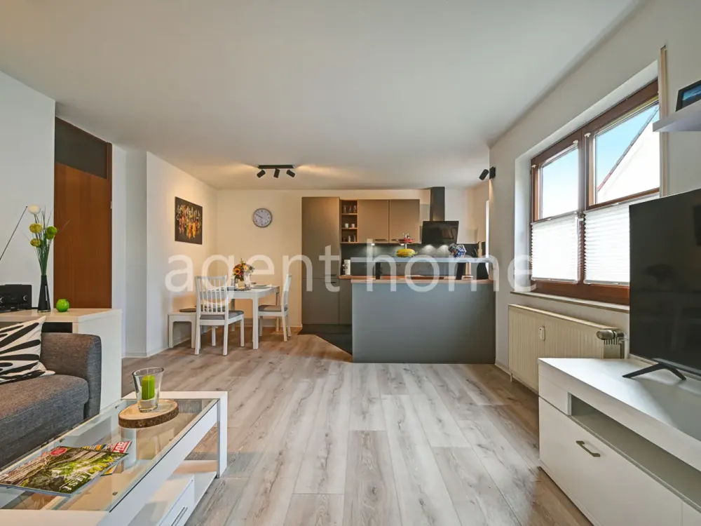 MÖBLIERT -TOLLES WOHNEN - Wohnung mit Terrasse und Stellplatz